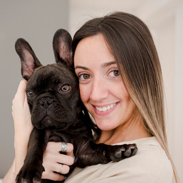 Foto gratuita close-up niña sonriente y su perrito