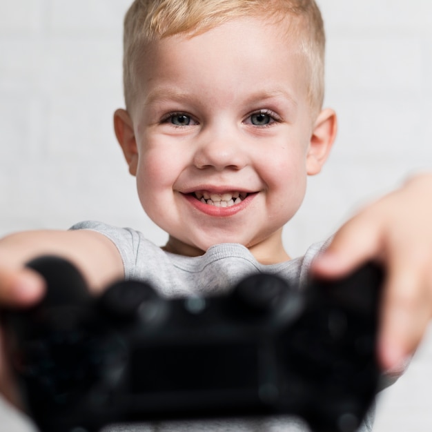 Foto gratuita close-up niño pequeño con joystick