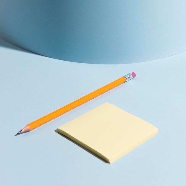 Close-up notas adhesivas y lápiz sobre el escritorio