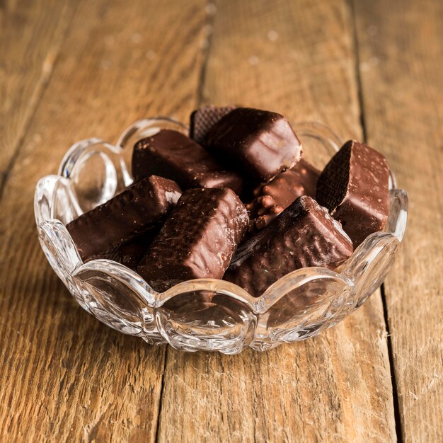 Close-up obleas de chocolate en un tazón