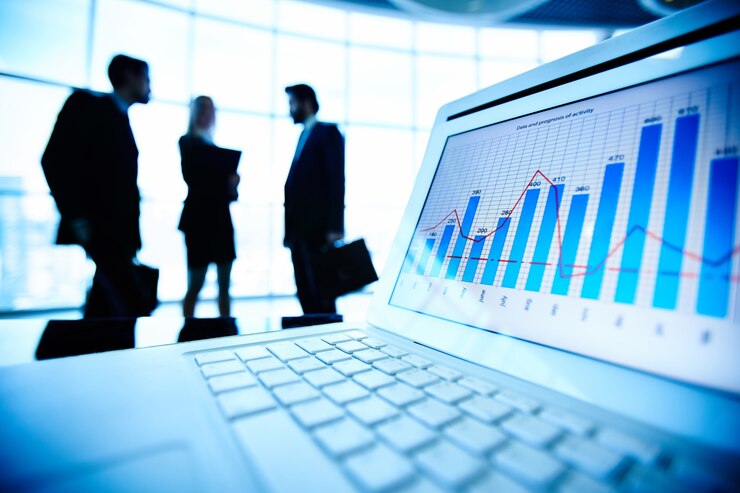 Photo Gratis close-up of laptop with financial document