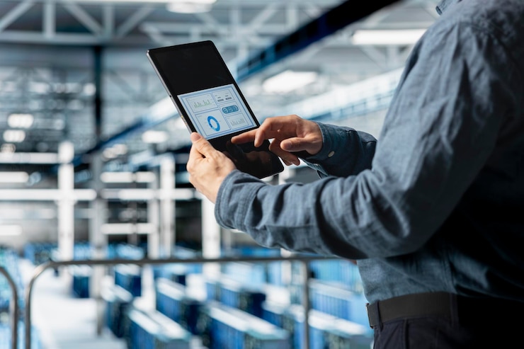 Foto gratuito close up of server room employee analyzing equipment metrics on device screen