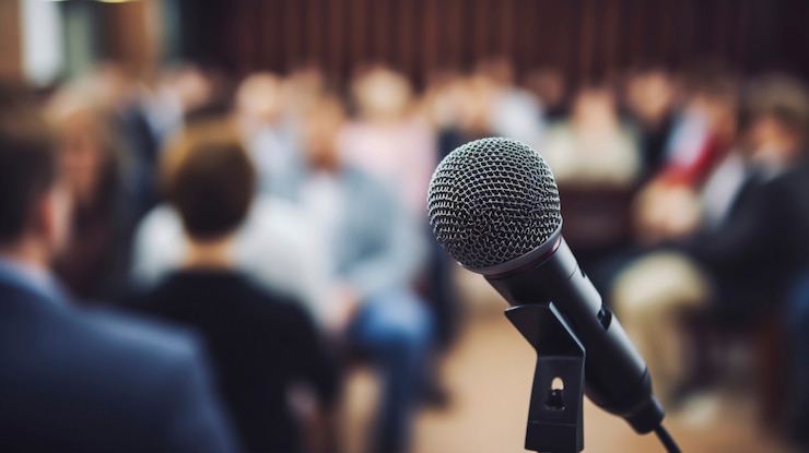 Photo Gratis close up on microphone for speech at official event