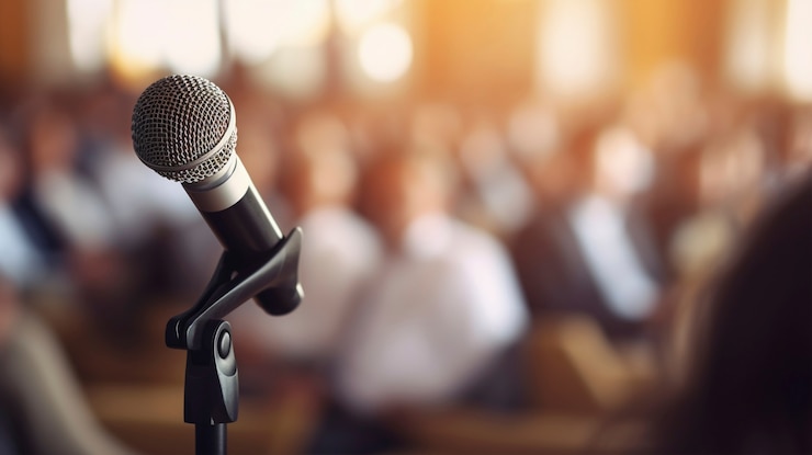 Photo Gratis close up on microphone for speech at official event