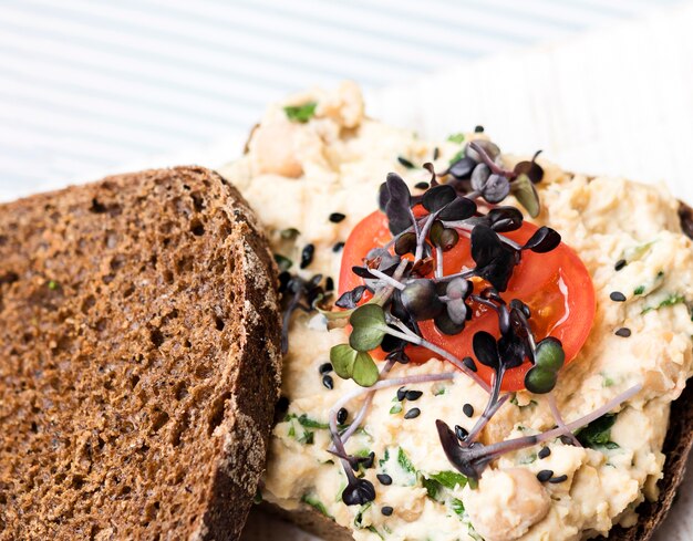 Foto gratuita close-up pan tostado con verduras pasta y tomates