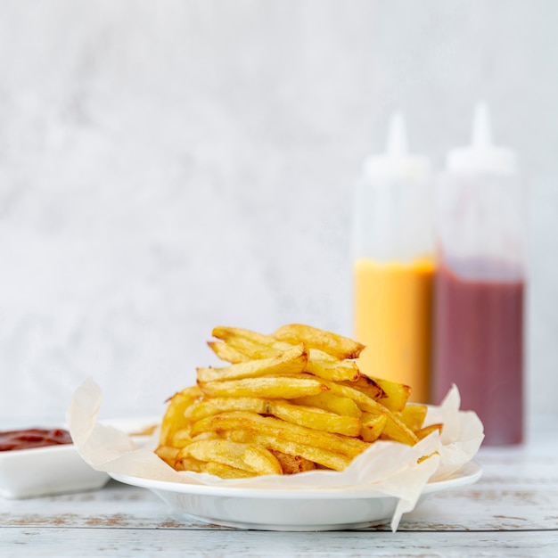 Foto gratuita close-up papas fritas en un plato