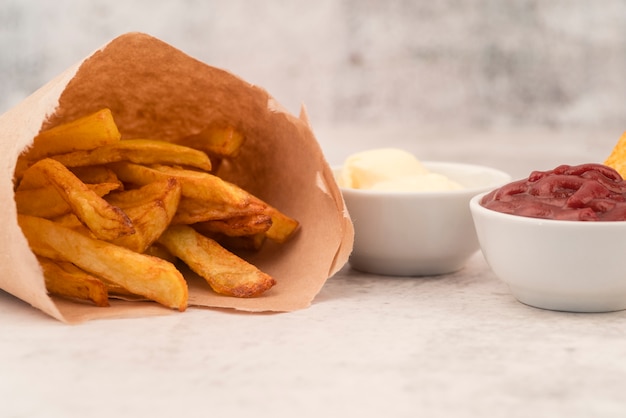 Close-up papas fritas con salsa de tomate