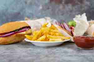 Foto gratuita close-up papas fritas con sandwich