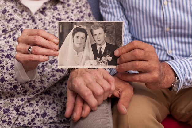 Close-up pareja de ancianos con foto de boda