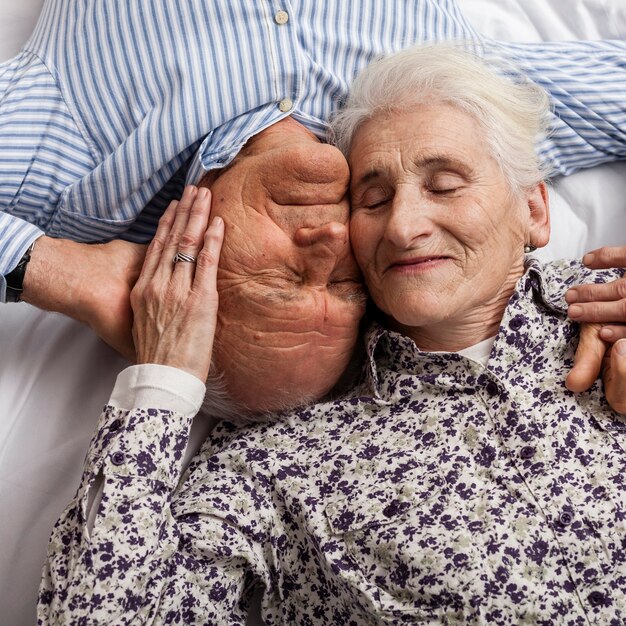 Close-up pareja de ancianos juntos en el amor