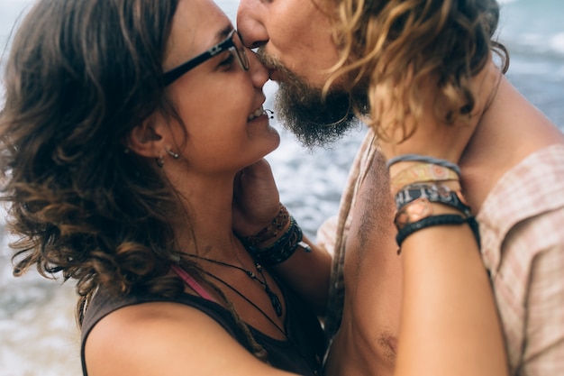 Foto gratuita close-up pareja besándose en el mar