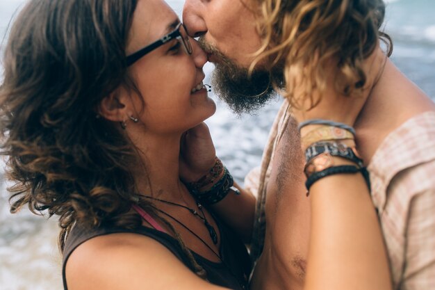 Close-up pareja besándose en el mar