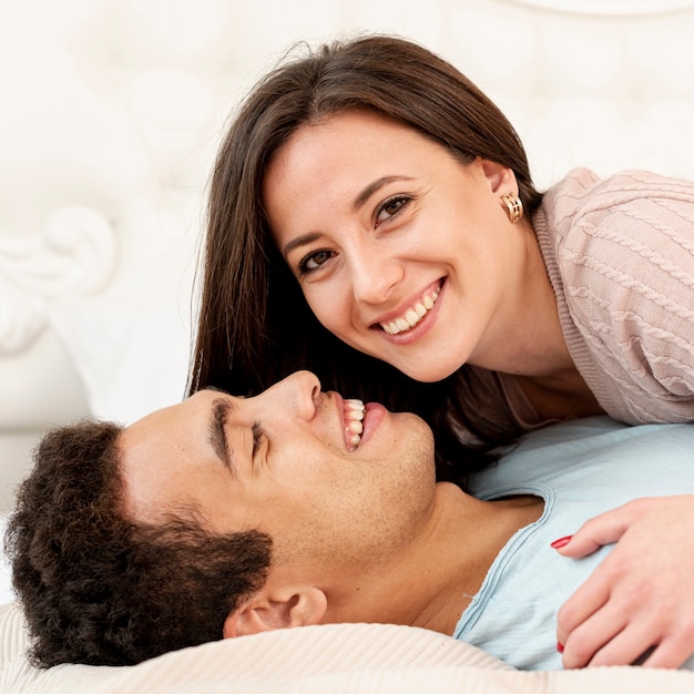 Foto gratuita close-up pareja feliz en el dormitorio