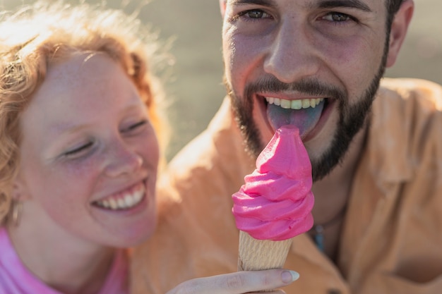 Close-up pareja feliz con helado