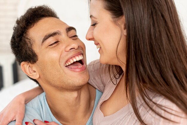 Close-up pareja feliz mirándose