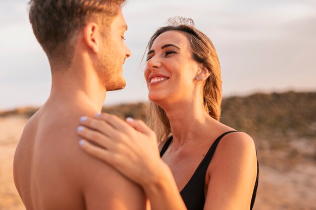 Close-up pareja sonriente mirándose