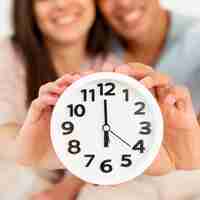 Foto gratuita close-up pareja sonriente con reloj