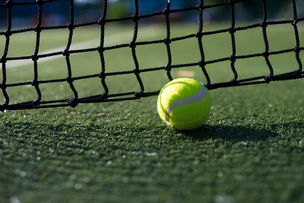 Close-up pelota de tenis en el suelo