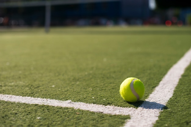 Close-up pelota de tenis en el suelo