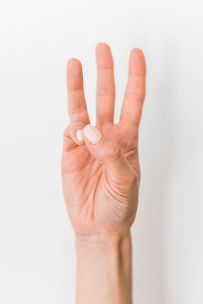 Foto gratuita close-up persona enseñando lenguaje de señas