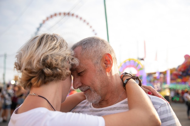 Foto gratuita close-up personas enamoradas abrazos