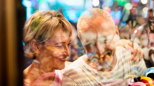 Foto gratuita close-up personas sonrientes detrás de una ventana