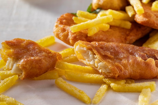 Close-up de pescado y patatas fritas