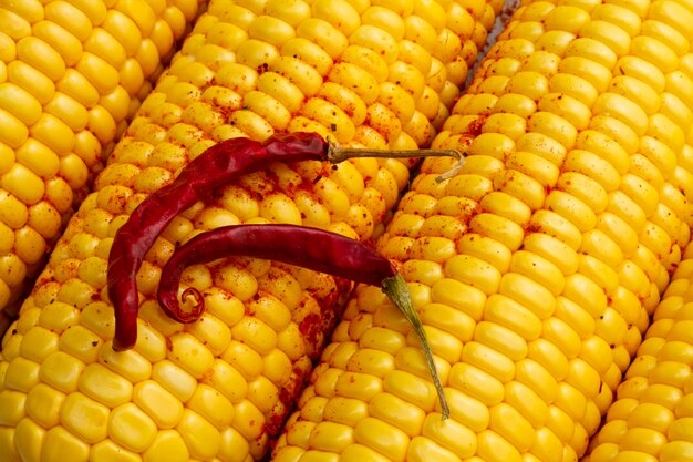 Close-up pimiento rojo picante con maíz