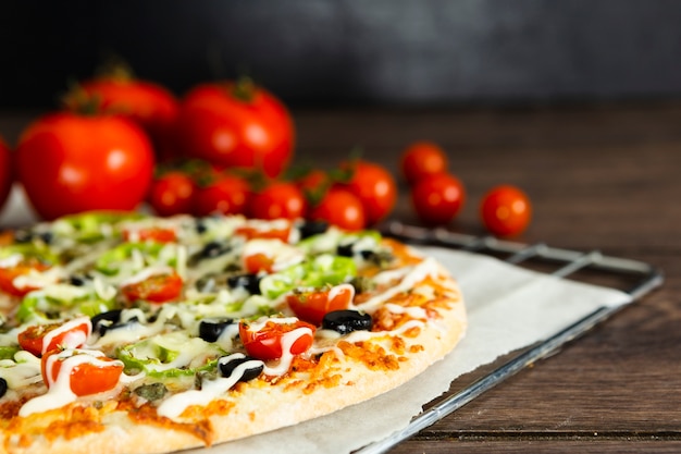 Close-up de pizza y tomate