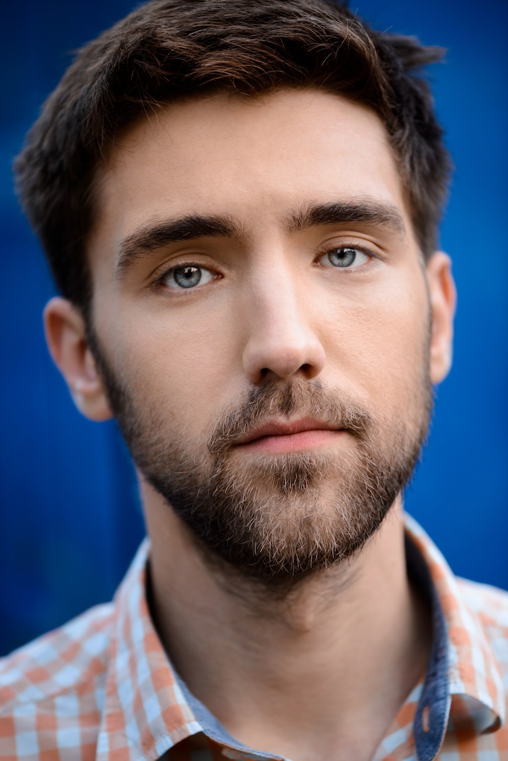 Photo Gratis close up portrait of handsome man thinking