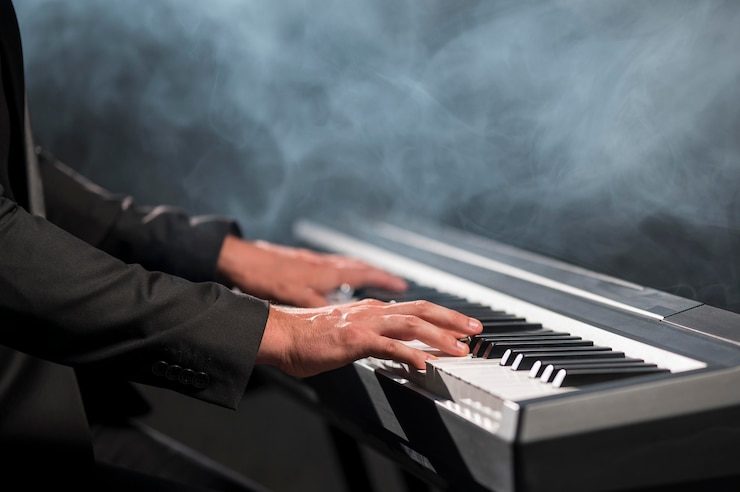 Foto gratuito close-up profesional teclista y humo