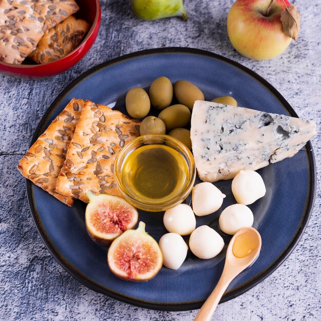 Close-up queso brie y galletas en un plato