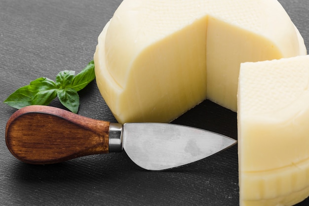 Close-up de queso con cuchillo