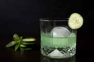 Foto gratuita close-up refrescante bebida alcohólica con pepino