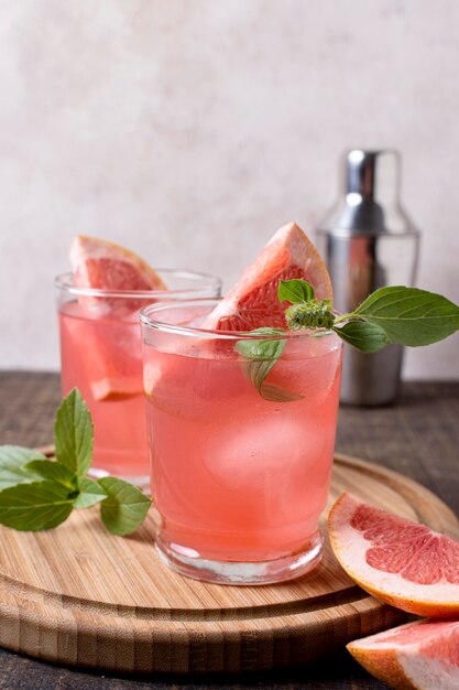 Close-up refrescante bebida alcohólica con pomelo
