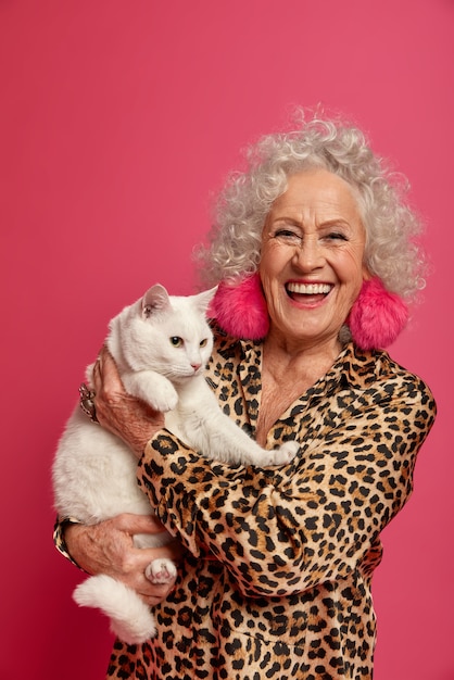 Close Up retrato de abuela de moda arrugada feliz con hermoso gato