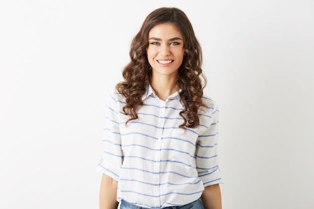 Close-up retrato de atractiva mujer joven sonriente con pelo rizado aislado, vestida con camisa