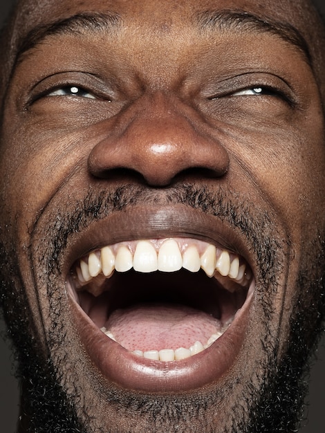 Close Up retrato de hombre afroamericano joven y emocional