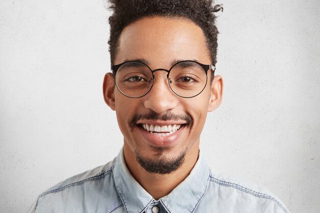 Close Up retrato de hombre alegre de piel oscura con bigote y barba,