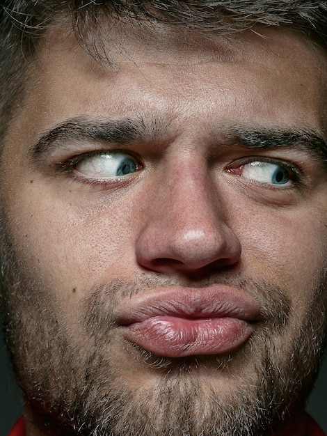 Foto gratuita close up retrato de hombre caucásico joven y emocional