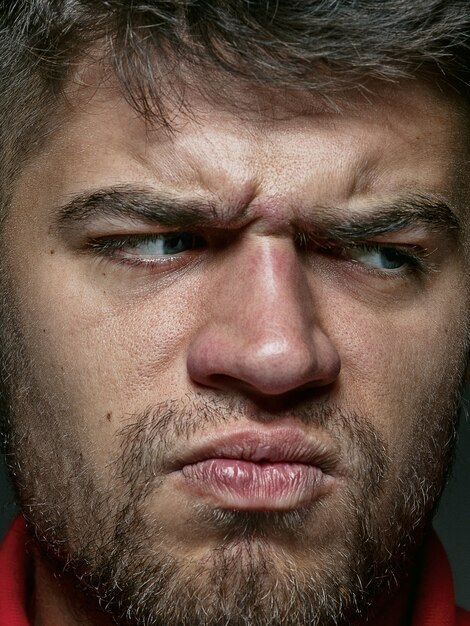 Close Up retrato de hombre caucásico joven y emocional