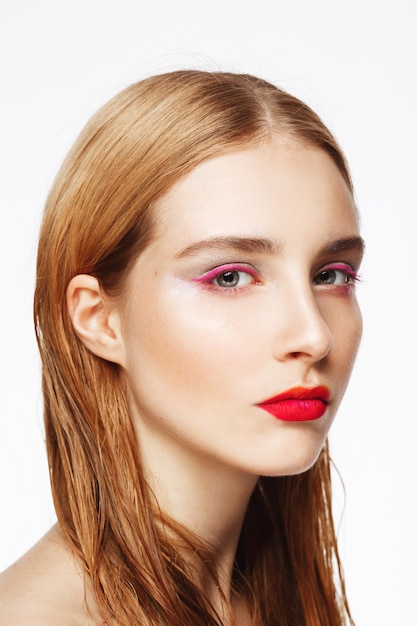 Close-up retrato de joven mujer segura con luz maquillaje.