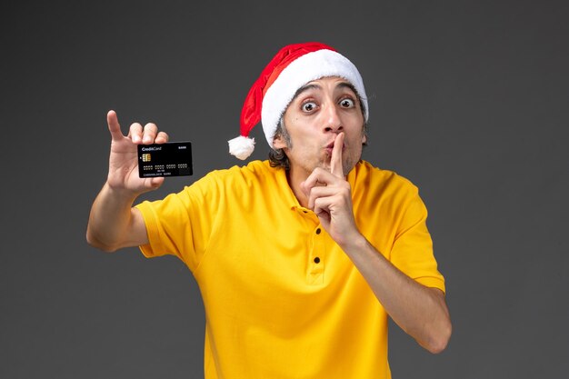 Close Up retrato de mensajero masculino vistiendo gorro de Papá Noel aislado