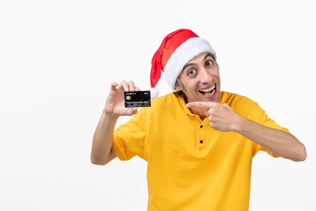 Close Up retrato de mensajero masculino vistiendo gorro de Papá Noel aislado