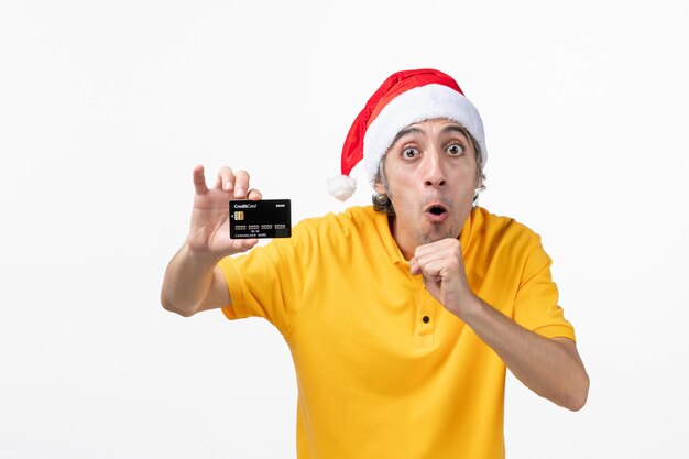 Close Up retrato de mensajero masculino vistiendo gorro de Papá Noel aislado