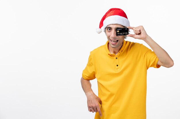 Close Up retrato de mensajero masculino vistiendo gorro de Papá Noel aislado