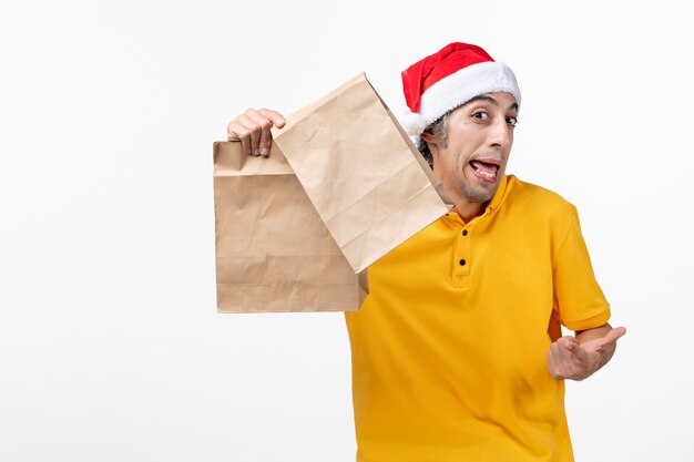 Close Up retrato de mensajero masculino vistiendo gorro de Papá Noel aislado