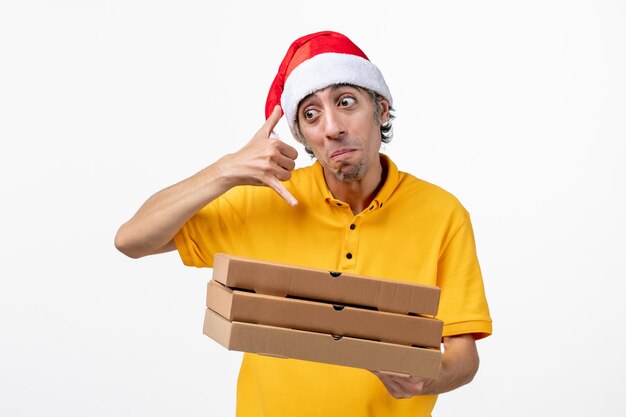 Close Up retrato de mensajero masculino vistiendo gorro de Papá Noel aislado