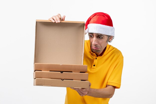 Close Up retrato de mensajero masculino vistiendo gorro de Papá Noel aislado