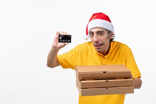 Close Up retrato de mensajero masculino vistiendo gorro de Papá Noel aislado